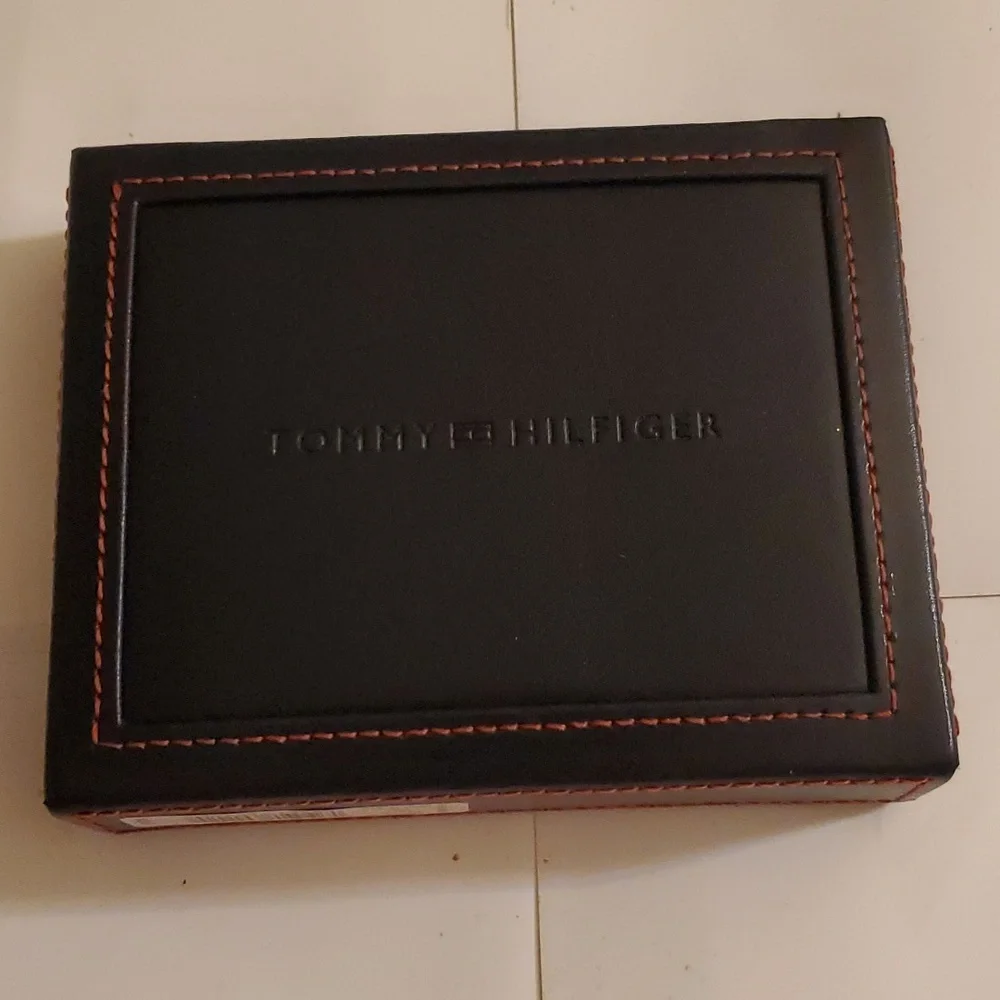 New in box Tommy Hilfiger Resl Leather mens tan wallet